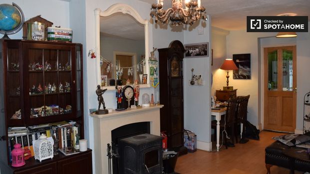 Bright room to rent in 2-bedroom flat in Crumlin, Dublin - Photo 1