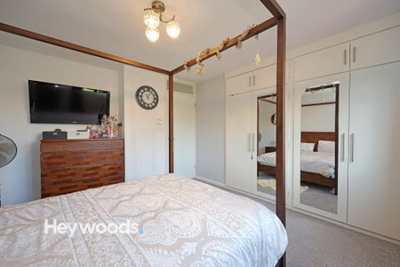 4 bed detached house to rent in The Saplings, Newcastle-under-Lyme, Staffordshire - Photo 5