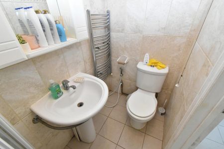 1 bedroom in a flat share to rent - Photo 4