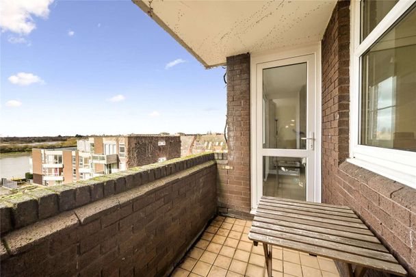 SHORT LET - Two bedroom apartment with a balcony - Photo 1