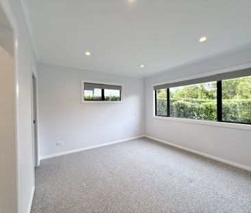 MODERN EASY LIVING IN ORCHARD ESTATE – JUST REDECORATED - Photo 5