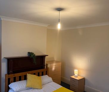 Room in a Shared House, Burgess Road, SO16 - Photo 4