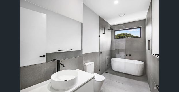 Spacious 4-Bedroom Townhouse - Photo 1