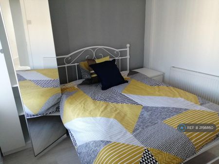 1 bedroom in a house share to rent - Photo 2