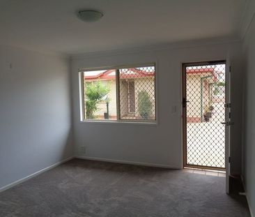 Low set Villa/Townhouse with low maintenance courtyard! Only 4 vill... - Photo 1