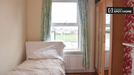 Bright room in shared apartment in Terenure, Dublin - Photo 4