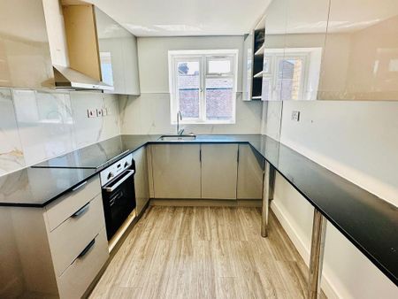 3 bedroom flat to rent - Photo 5