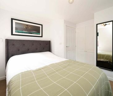 2 bedroom mews to rent - Photo 5