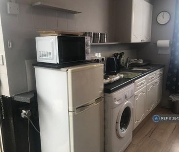 1 bedroom in a house share to rent - Photo 4