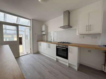 3 bedroom terraced house to rent - Photo 2