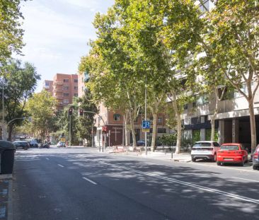 Room in a shared 5-bedroom apartment for rent in Cuatro Caminos, perfect for professionals and students. - Foto 4
