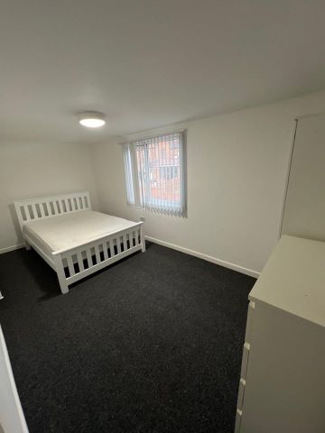Room in a Shared House, Harrington Drive, NG7 - Photo 2