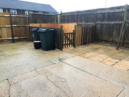 3 bedroom end of terrace house to rent - Photo 3