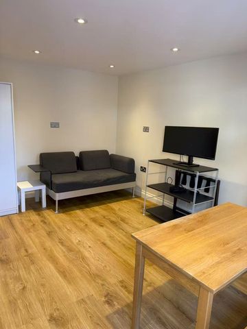 3 Bed End Terrace, Hickin St, E14 - Photo 2