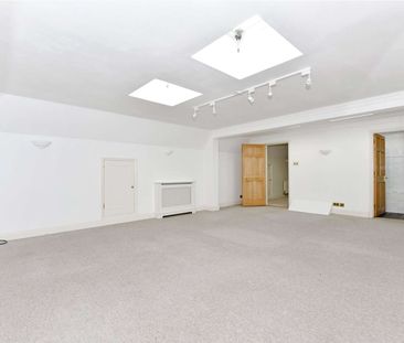 A wonderful family home in superb grounds with swimming pool. Garde... - Photo 2