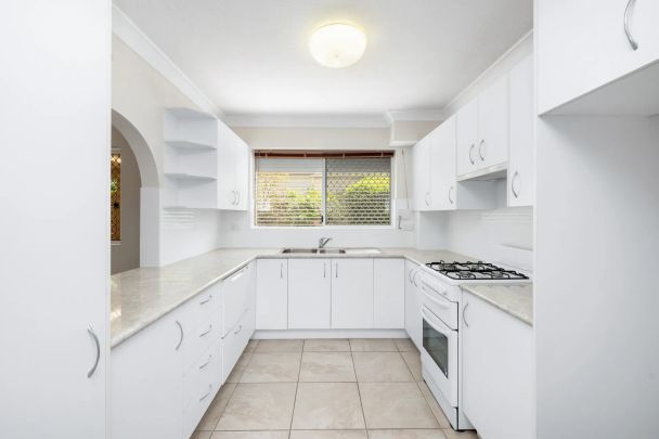 LOW-MAINTENANCE COORPAROO UNIT IN PRIME LOCATION - Photo 1