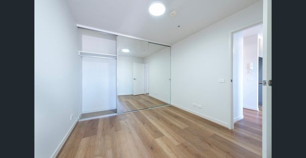 Bright 2 bedroom apartment with city views - Photo 1