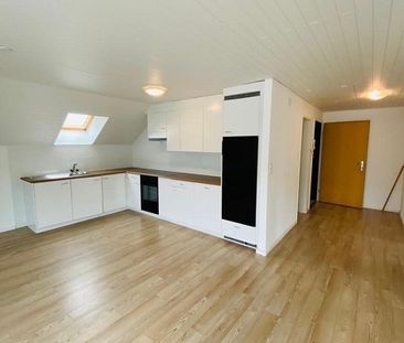Nachmieter gesucht - Schöne grosse Dachwohnung zu vermieten! - Photo 1
