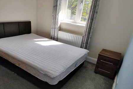 4 bedroom semi-detached house to rent - Photo 3