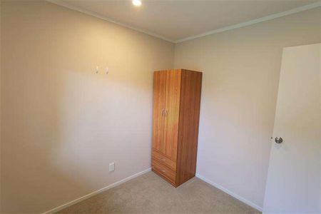 3 Bedrooms Unit in Epsom - Photo 3