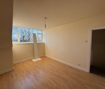 2 Bed Terraced House, Warrels Grove, LS13 - Photo 2