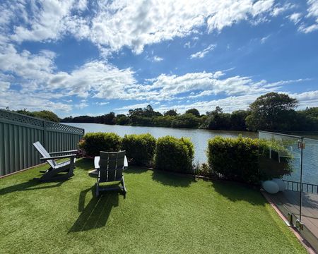 Luxury Waterfront Living – Renovated 4 Bedroom Home - Photo 3