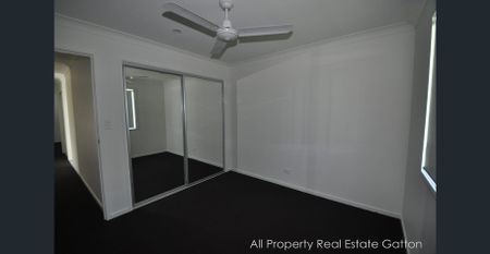 MODERN HOME CLOSE TO TOWN CENTRE - Photo 2