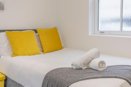 4 bedroom flat to rent - Photo 2