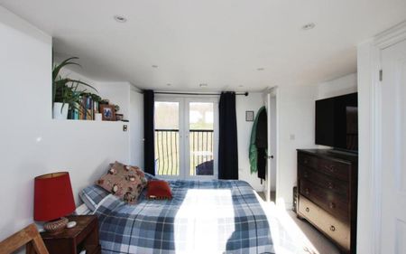 A splendid three bedroom terraced house available for rent in the highly sought-after St. Werburghs. Available on an unfurnished basis. - Photo 4