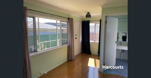 WELL-PRESENTED 3 BEDROOM HOUSE + 1 BEDROOM STUDIO - Photo 1