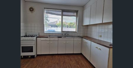 Roomy Ground Floor Apartment - Photo 4