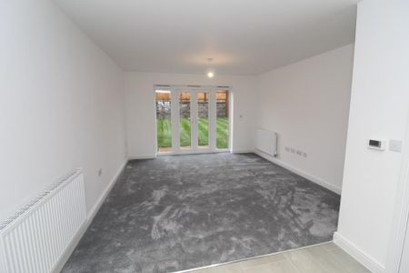 3 Bedroom Three Storey Town House To Rent - Photo 3