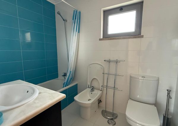 Apartamento T2 bem localizado em condomínio com piscina e garagem privada.