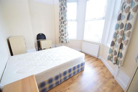 3 bedroom flat to rent - Photo 4