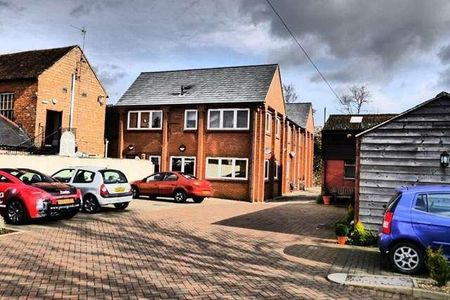 Stony Stratford - Bed Apartment Within A Private Electric Gated Courtyard, MK11 - Photo 4