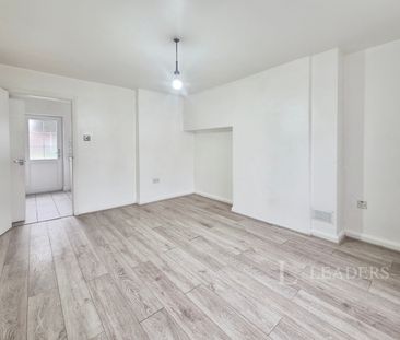 2 bedroom mid-terrace to rent West Avenue, Chelmsford - Photo 1