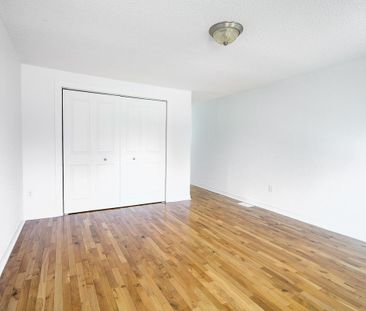 For Lease - 2030 Glenada Crescent, Oakville, Ontario - Photo 2