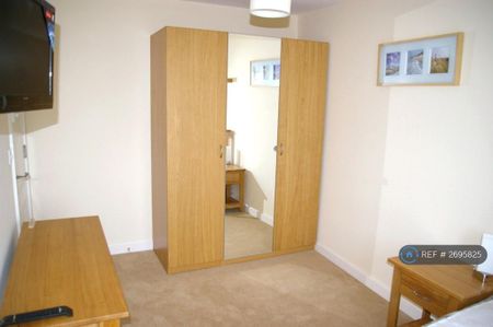 1 bedroom in a house share to rent - Photo 3