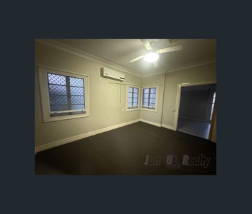 CHARMING, CONVENIENT & READY TO MOVE IN - Photo 1