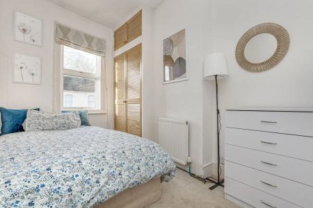 4 bedroom house in London - Photo 3