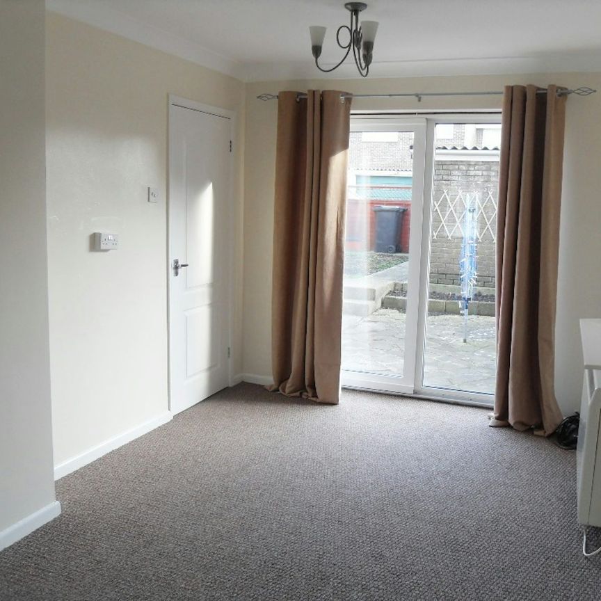 Flat to rent on - Photo 1