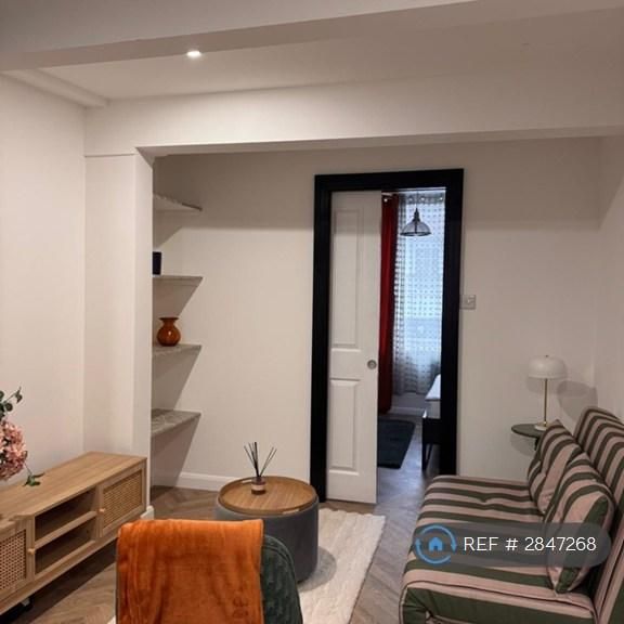 1 bedroom in a flat share to rent - Photo 1