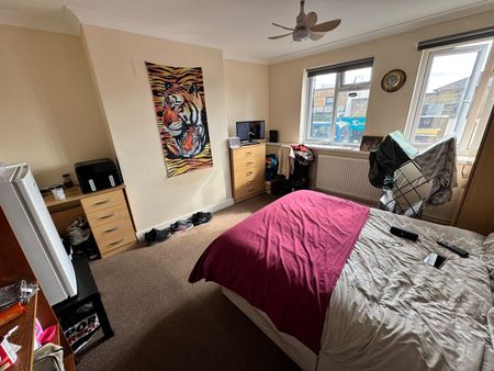 6 Bed Flat, Portswood Road, SO17 - Photo 3