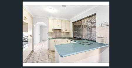 SPACIOUS 3 BEDROOM HOME ON MASSIVE BLOCK! - Photo 4