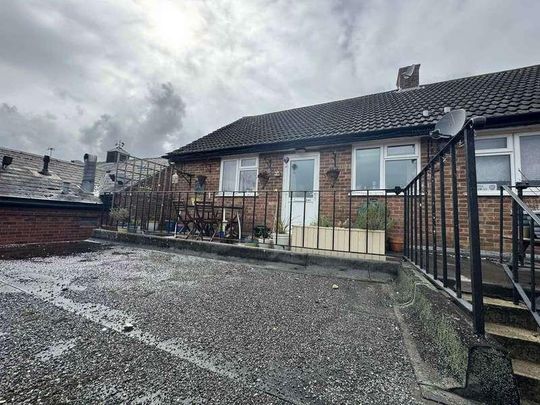 The Broadway Thatcham, RG19 - Photo 1