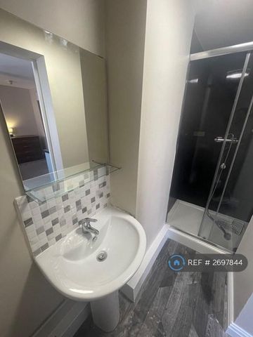 1 bedroom in a house share to rent - Photo 4