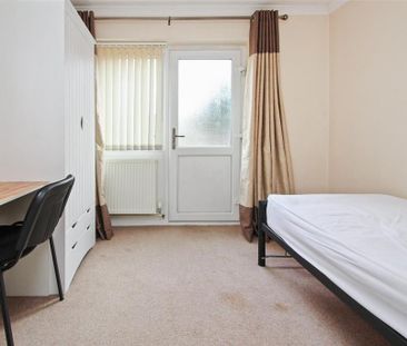 3 bedroom end of terrace house to rent - Photo 3