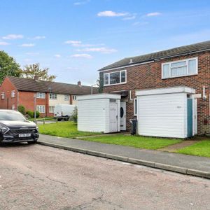 3 bedroom end of terrace house to rent - Photo 2