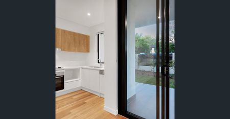 Beautifully Spacious Ground Floor 3-Bedroom Apartment with Timber Flooring & Large Terrace - Photo 2