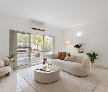 Turnkey apartment with walk-to-everything convenience - Photo 1